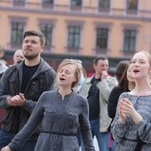 Wraz z muzykami śpiewem uwielbiała Boga także publiczność zebrana na cieszyńskim Rynku.