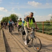 Dyrektor Przemysław Jabłoński na czele grupy rowerzystów