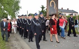 Obraz w asyście strażaków niosą przedstawicielki matek parafii w Orłowie