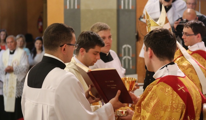 Bp Roman Pindel wręczył każdemu nowemu kapłanowi patenę i kielich