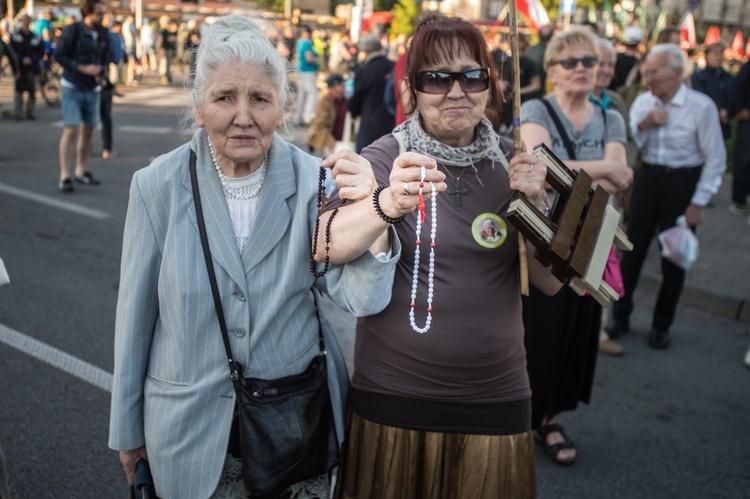 Demonstracje przeciw "Klątwie"