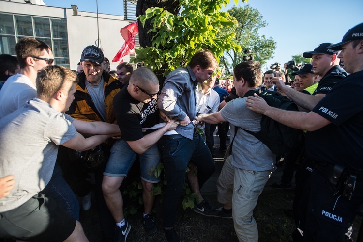 Demonstracje przeciw "Klątwie"