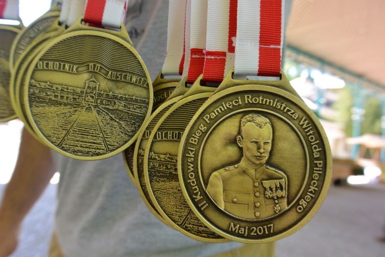 Uczestnicy otrzymali medale z podobizną Pileckiego. 