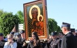 Obraz Matki Bożej Częstochowskiej niosą przedstawiciele młodzieży parafii w Bielawach