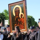 Obraz Matki Bożej Częstochowskiej niosą przedstawiciele młodzieży parafii w Bielawach