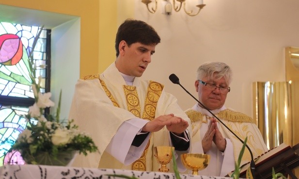 W asyście proboszcza ks. Jacka Przybyły po raz pierwszy ks. Tymoteusz Szydło sam sprawował Eucharystię.