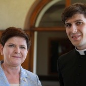 Premier Beata Szydło z synem, ks. Tymoteuszem tuż po prymicyjnej Mszy św.