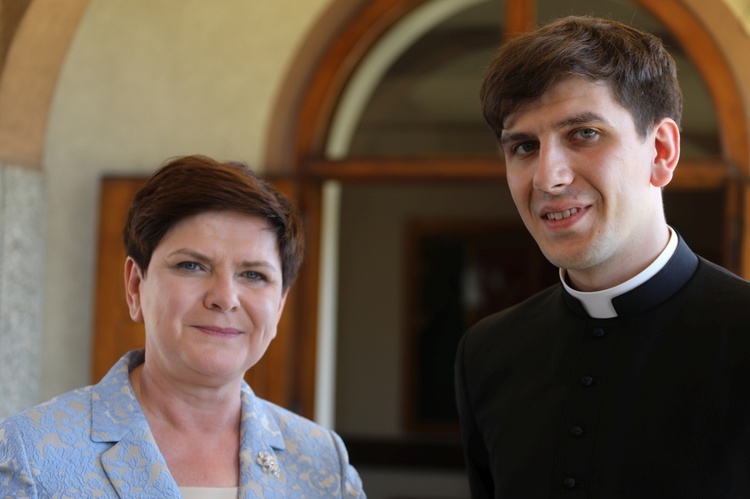 Premier Beata Szydło z synem, ks. Tymoteuszem tuż po prymicyjnej Mszy św.