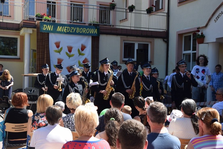 Orkiestra Międzyborów, która zadbała o oprawę Eucharystii i przemarsz dała także koncert na rozpoczęcie festynu