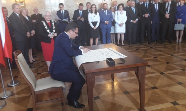 Prezydent Katowic podpisuje uchwałę 