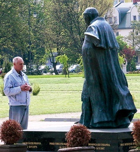 Pod pomnikiem Jana Pawła II często ktoś się modli.