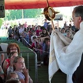 ▼	Adoracja Najświętszego Sakramentu, podczas której kapłan przechodził z monstrancją wśród dzieci, dla wielu z nich była wielkim przeżyciem.