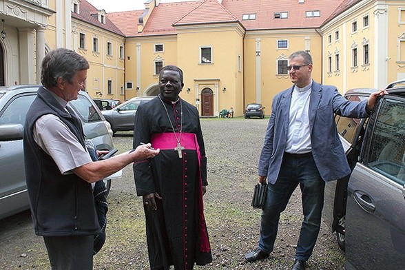 Na dziedzińcu Starego Opactwa w Rudach  (od lewej): ks. Jan Piontek, misjonarz w Togo,  bp Celestin-Marie Gaoua, biskup diecezji Sokodé, i odpowiedzialny za misje w diecezji gliwickiej ks. Maciej Górka.