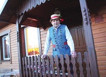 Janusz Błachowicz w stroju dzikowskim na ganku swego domu.