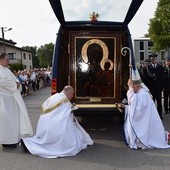 Bp Józef Zawitkowski i ks. Arkadiusz Grodzicki oddają cześć Matce Bożej w jasnogórskim wizerunku