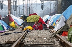 Marzec 2016 r. Zatrzymani przed granicą z Macedonią uchodźcy z Syrii rozbili namioty na torach w pobliżu greckiego miasta Idumeni.