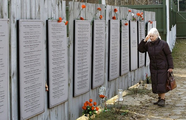 Tablice memorialne z nazwiskami kapłanów zamordowanych w Butowie.