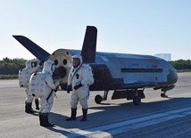 X-37B z wyglądu przypomina prom kosmiczny, ale jest blisko cztery razy mniejszy od niego. Może latać na wysokości nawet 1000 km nad Ziemią.