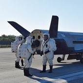 X-37B z wyglądu przypomina prom kosmiczny, ale jest blisko cztery razy mniejszy od niego. Może latać na wysokości nawet 1000 km nad Ziemią.