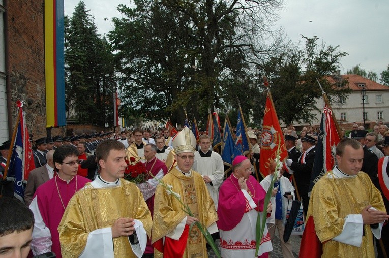 Bp Piotr Libera udaje się w procesji do katedry w czasie swego ingresu jako biskup płocki