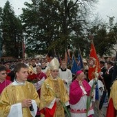 Bp Piotr Libera udaje się w procesji do katedry w czasie swego ingresu jako biskup płocki