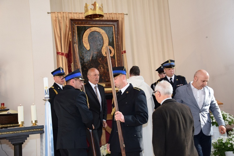 Powitanie ikony MB Częstochowskiej w parafii św. Maksymiliana w Głownie