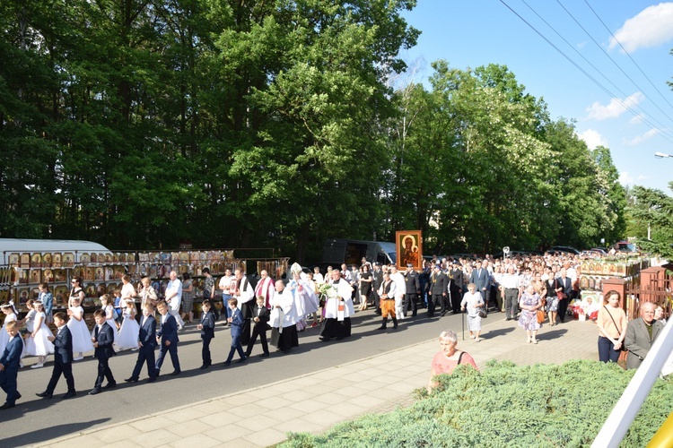 Powitanie ikony MB Częstochowskiej w parafii św. Maksymiliana w Głownie