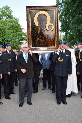 Powitanie ikony MB Częstochowskiej w parafii św. Maksymiliana w Głownie