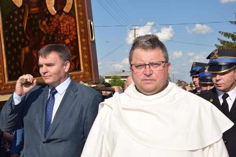 Powitanie ikony MB Częstochowskiej w parafii św. Maksymiliana w Głownie