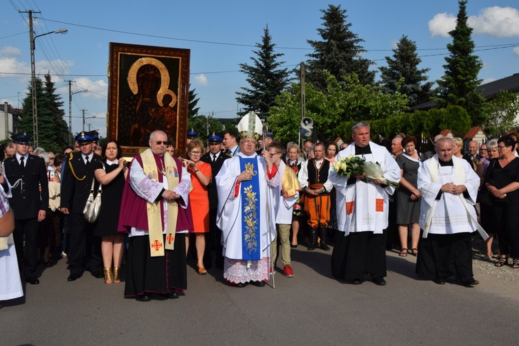 Powitanie ikony MB Częstochowskiej w parafii św. Maksymiliana w Głownie