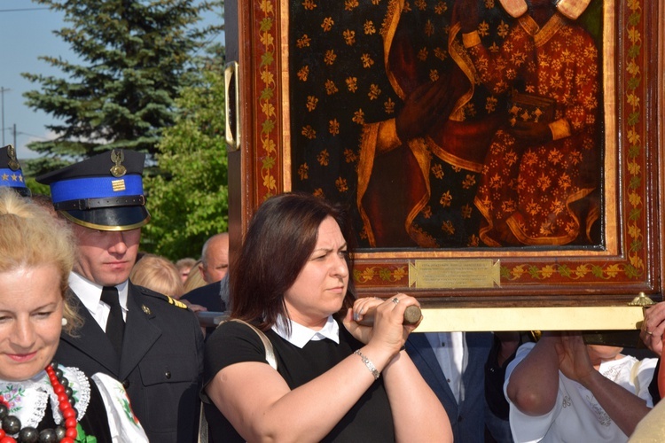 Powitanie ikony MB Częstochowskiej w parafii św. Maksymiliana w Głownie