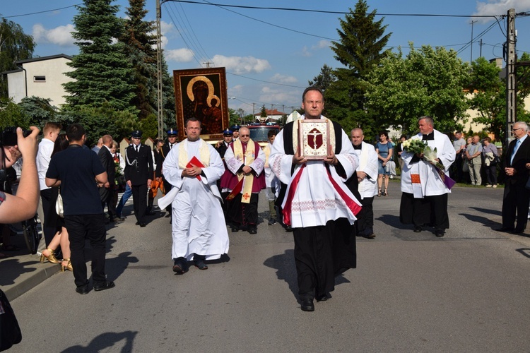 Powitanie ikony MB Częstochowskiej w parafii św. Maksymiliana w Głownie