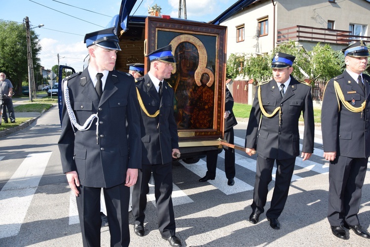 Powitanie ikony MB Częstochowskiej w parafii św. Maksymiliana w Głownie