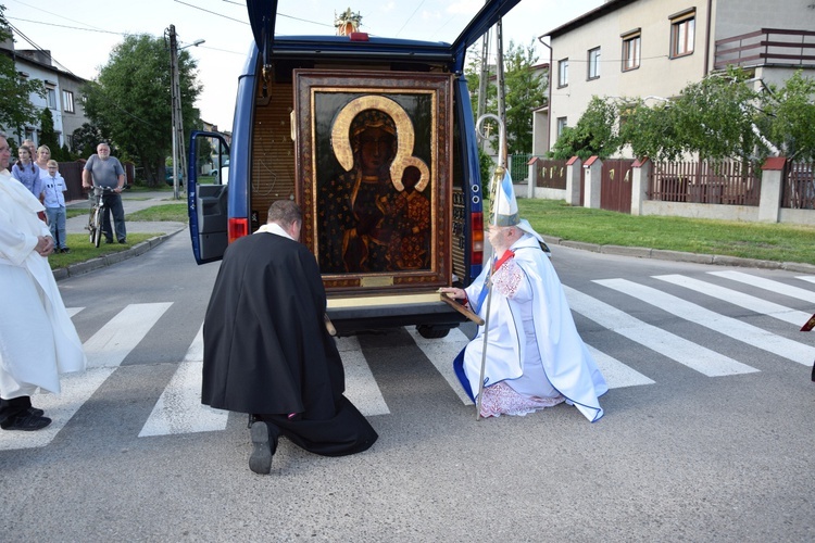 Powitanie ikony MB Częstochowskiej w parafii św. Maksymiliana w Głownie