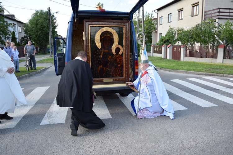 Powitanie ikony MB Częstochowskiej w parafii św. Maksymiliana w Głownie