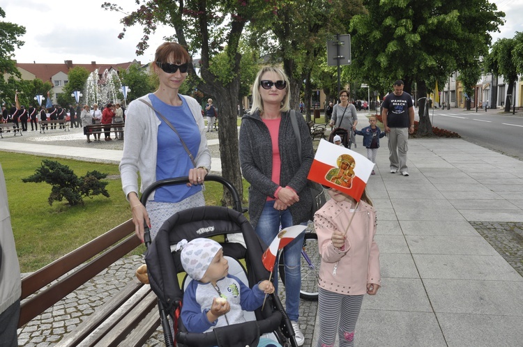 Powitanie ikony MB Częstochowskiej w parafii św. Jakuba w Głownie