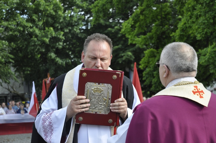 Powitanie ikony MB Częstochowskiej w parafii św. Jakuba w Głownie