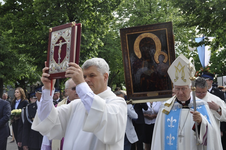 Powitanie ikony MB Częstochowskiej w parafii św. Jakuba w Głownie