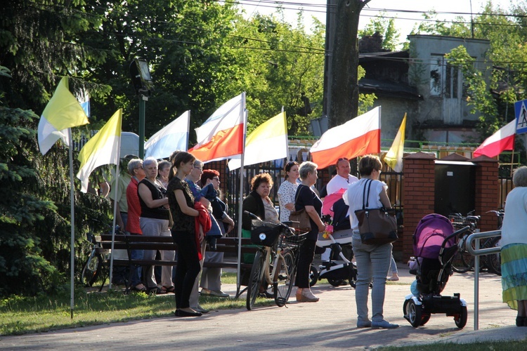 Powitanie ikony MB Częstochowskiej w parafii św. Barbary w Głownie