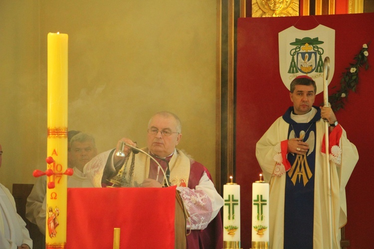 Powitanie ikony MB Częstochowskiej w parafii św. Barbary w Głownie