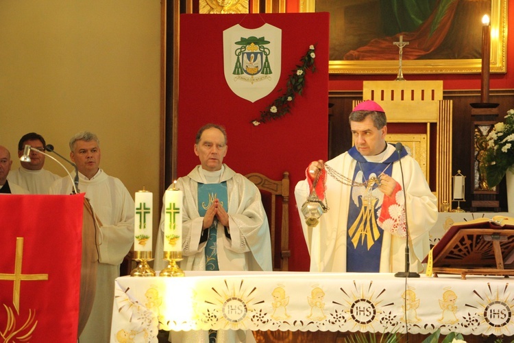 Powitanie ikony MB Częstochowskiej w parafii św. Barbary w Głownie