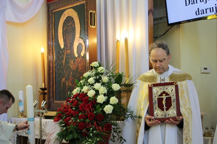 Powitanie ikony MB Częstochowskiej w parafii św. Barbary w Głownie