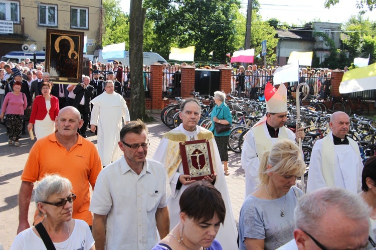 Powitanie ikony MB Częstochowskiej w parafii św. Barbary w Głownie