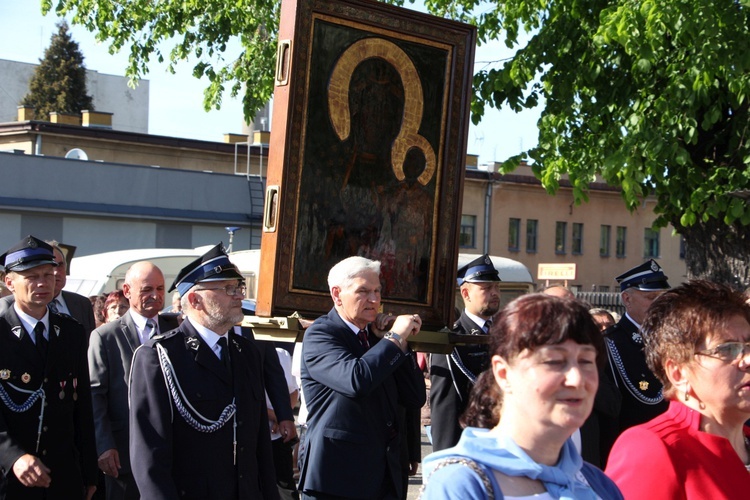 Powitanie ikony MB Częstochowskiej w parafii św. Barbary w Głownie