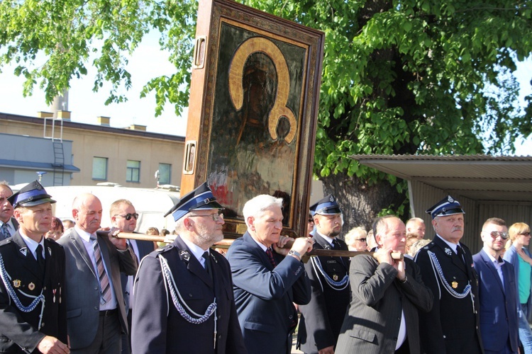 Powitanie ikony MB Częstochowskiej w parafii św. Barbary w Głownie