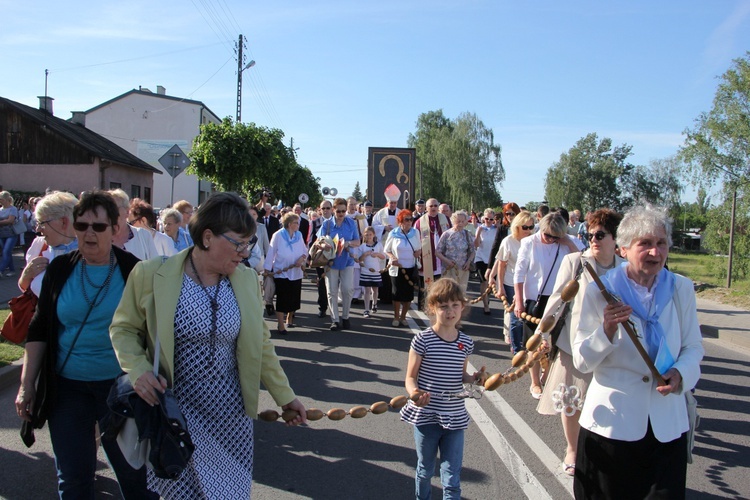 Powitanie ikony MB Częstochowskiej w parafii św. Barbary w Głownie