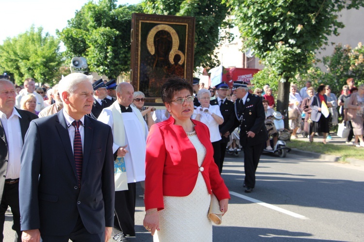 Powitanie ikony MB Częstochowskiej w parafii św. Barbary w Głownie