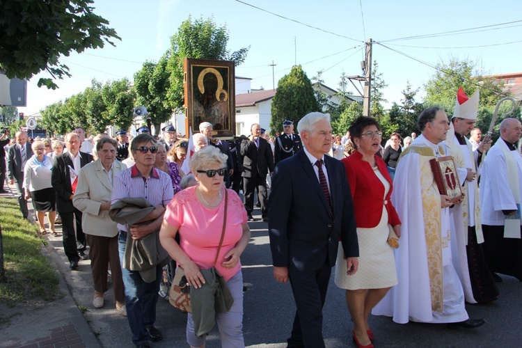 Powitanie ikony MB Częstochowskiej w parafii św. Barbary w Głownie