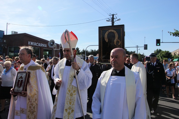 Powitanie ikony MB Częstochowskiej w parafii św. Barbary w Głownie