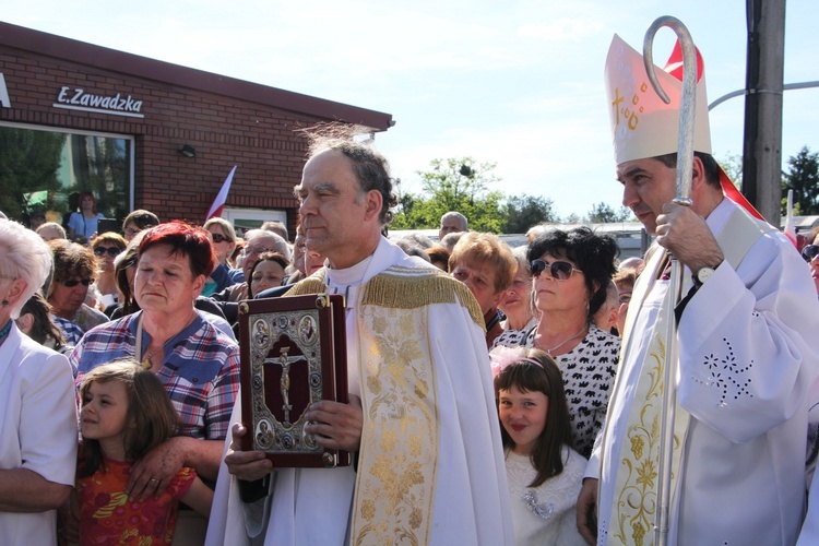 Powitanie ikony MB Częstochowskiej w parafii św. Barbary w Głownie